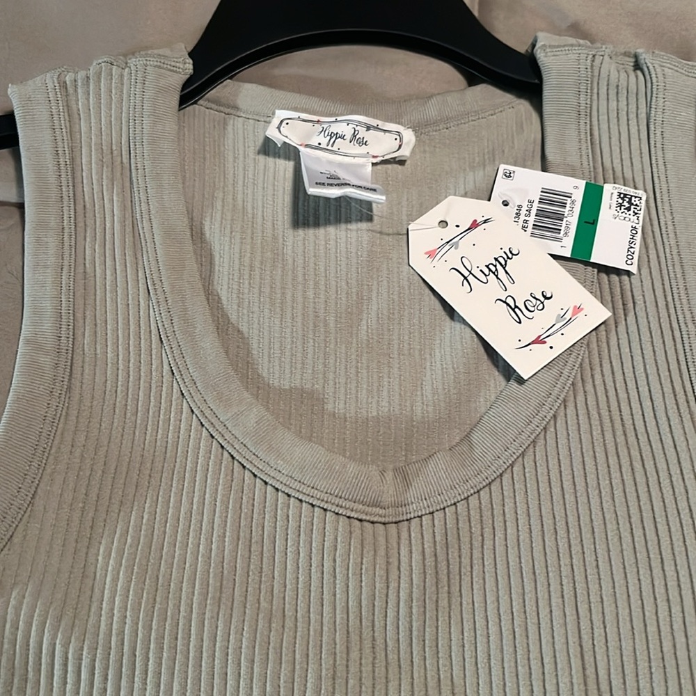 2 Ribbed tanks - Picture 5 of 6